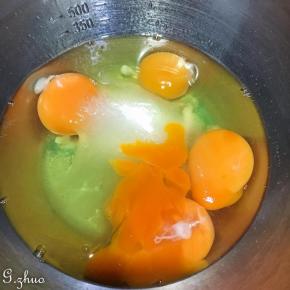 4个全蛋，一次加入全部的白砂糖和柠檬汁低速打发。