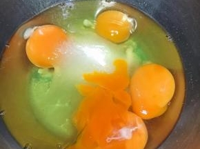 4个全蛋，一次加入全部的白砂糖和柠檬汁低速打发。