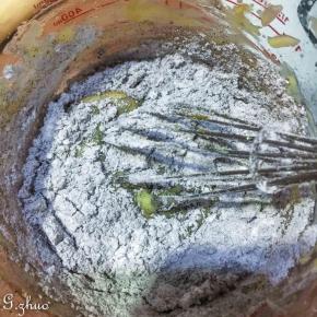 过筛进黑米蛋糕粉和玉米淀粉稍翻拌匀。