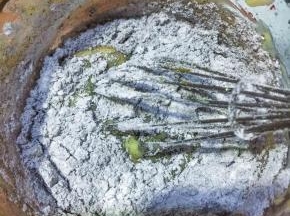 过筛进黑米蛋糕粉和玉米淀粉稍翻拌匀。
