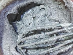 取三分之一打发好的蛋清倒步骤4中拌匀