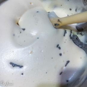 拌匀后再打回蛋清中，翻拌。（此过程会有少许消泡状态，拌匀即可，不要过度翻拌）