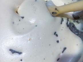 拌匀后再打回蛋清中，翻拌。（此过程会有少许消泡状态，拌匀即可，不要过度翻拌）