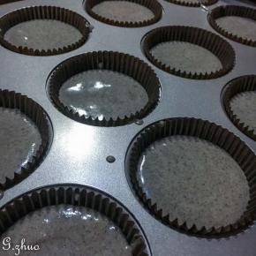 倒入学厨12连杯圆形不沾蛋糕模具中。