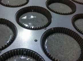 倒入学厨12连杯圆形不沾蛋糕模具中。