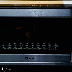 东菱烤箱预热150度3分钟后用网架放入底层。上下火150度，烘烤30分钟。烤好后烤箱门开一条缝让其自然冷却。出炉后可装饰适量淡奶油。