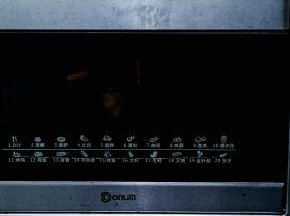 东菱烤箱预热150度3分钟后用网架放入底层。上下火150度，烘烤30分钟。烤好后烤箱门开一条缝让其自然冷却。出炉后可装饰适量淡奶油。