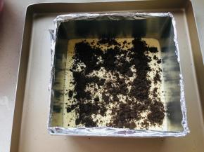 取少量搅打好的芝士糊，放入到模具，刚好盖住饼底即可。撒上奥利奥碎。