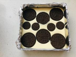 将奥利奥饼干摆放在蛋糕表面