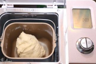 除黄油，食材一同放入面包桶，启动和面程序10分钟。