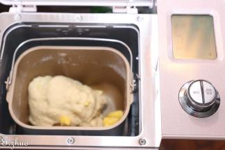 面团和匀后加入黄油，再次启动十分钟和面程序。