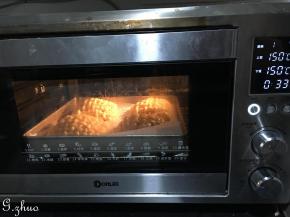 放入烤箱最底层，上下火150度，35分钟。