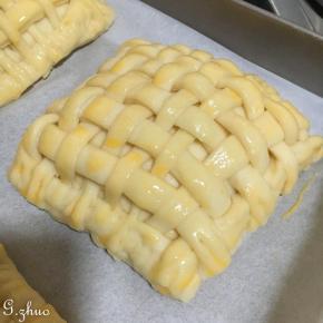 四个全部包好后表面刷上蛋黄液。蛋黄兑一小票根的水。