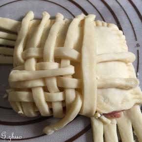 每根穿插交织，用叉子把边缘按压紧实，如图所示。