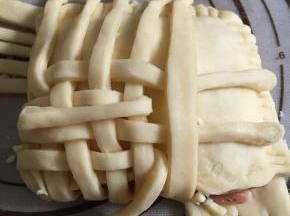 每根穿插交织，用叉子把边缘按压紧实，如图所示。