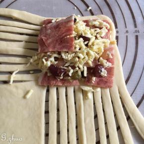 放上自己喜欢的吃的馅料，随意搭配，只要不是那种水溚溚流的就好。