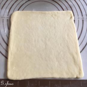 取出排气整形称重平均分成四等份，尽量擀成正方形。