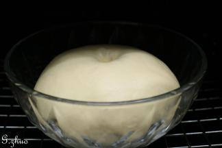 天冷了可以借助烤箱发酵，烤箱中下层，上下温度是30度，所以用30度发酵了35分钟，最底层可以放一盘热水，增加湿度，有助发酵，发酵至戳洞不回缩。