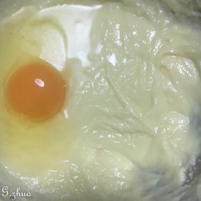 以上配方适用于学厨11寸方形不沾烤盘。30块左右。
黄油软化加白砂糖打至微微蓬松后加入第一颗全蛋打至完全混合。