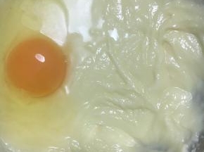 以上配方适用于学厨11寸方形不沾烤盘。30块左右。
黄油软化加白砂糖打至微微蓬松后加入第一颗全蛋打至完全混合。