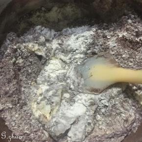过筛入蛋糕粉，中粉，玉米淀粉，食盐，小苏打，可可粉，打匀。