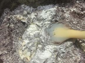 过筛入蛋糕粉，中粉，玉米淀粉，食盐，小苏打，可可粉，打匀。