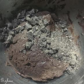 再加入碎巧克力块继续拌至看不见干粉的状态。（留少许巧克力块稍后备用）