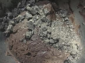 再加入碎巧克力块继续拌至看不见干粉的状态。（留少许巧克力块稍后备用）