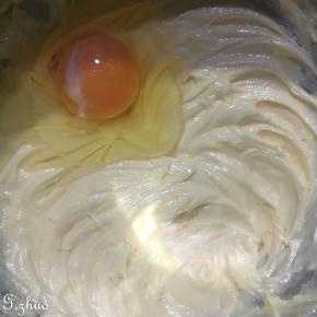 再加入第二颗打至蓬松。