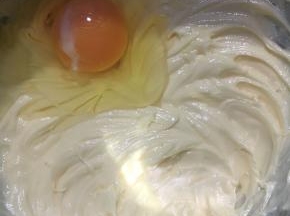 再加入第二颗打至蓬松。