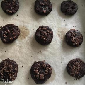 取适量自己喜欢的大小稍微揉圆后压微扁，表面粘上碎巧克力块。