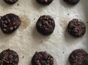 取适量自己喜欢的大小稍微揉圆后压微扁，表面粘上碎巧克力块。