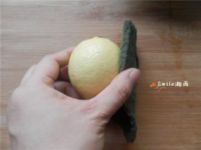 先将柠檬用粗盐洗净表皮