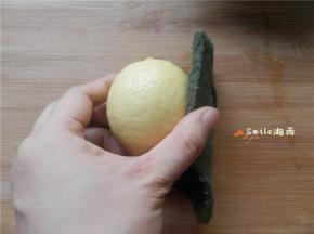 先将柠檬用粗盐洗净表皮