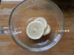 柠檬放入水杯中