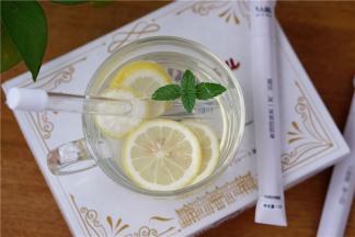 蜂蜜水对于身体虚弱、怕冷，身体有病的人很有好处。