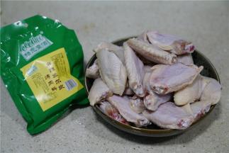 备好一份鸡中翅，适量的鲜辣版奥尔良烤肉粉