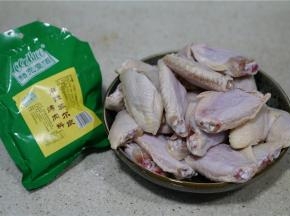 备好一份鸡中翅，适量的鲜辣版奥尔良烤肉粉