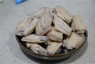 将鸡中翅表面划上二道口子，然后冷水下锅，粘至鸡翅血水干净，然后再过一遍清水备用。