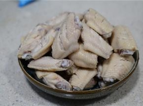 将鸡中翅表面划上二道口子，然后冷水下锅，粘至鸡翅血水干净，然后再过一遍清水备用。