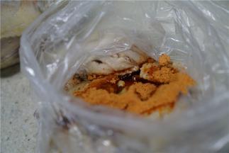 然后用烤肉粉，生抽，姜片来腌制鸡中翅入味。