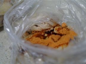 然后用烤肉粉，生抽，姜片来腌制鸡中翅入味。