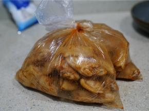 像这样子用保鲜袋腌制是极好的一个方法，翻动鸡翅更加容易，也不占地方。