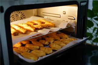 入味一个晚上之后，然后将鸡中翅摆放在西屋蒸烤箱内，这个大容量真是不错。