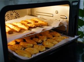 入味一个晚上之后，然后将鸡中翅摆放在西屋蒸烤箱内，这个大容量真是不错。