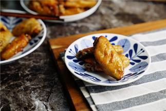 喜欢嫩口一点的朋友烤制一个程序完成就好，像我家喜欢吃干香脆一点的，我就走了二个烤鸡翅的程序，出蒸烤箱前再洒上适量的芝麻点缀一下就可以啦。