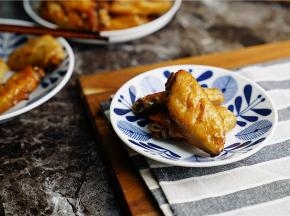 喜欢嫩口一点的朋友烤制一个程序完成就好，像我家喜欢吃干香脆一点的，我就走了二个烤鸡翅的程序，出蒸烤箱前再洒上适量的芝麻点缀一下就可以啦。