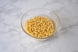 提前将黄豆泡发。我的黄豆没有称量，大约抓了三把。黄豆要挑去坏豆然后再泡。