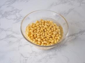 提前将黄豆泡发。我的黄豆没有称量，大约抓了三把。黄豆要挑去坏豆然后再泡。