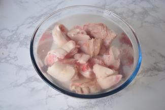 猪蹄剁成小块，用凉水泡出血水，可换几次水。